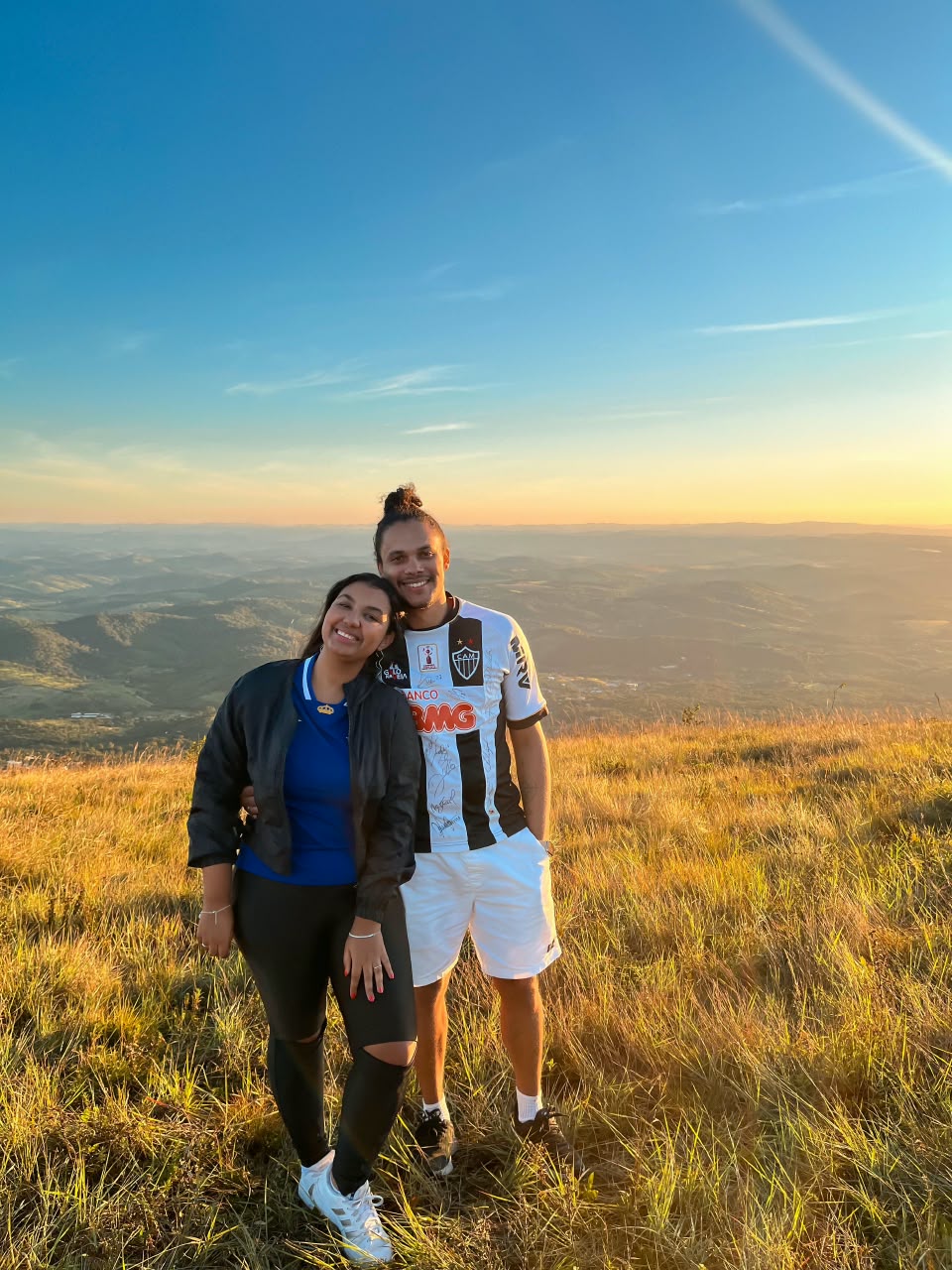 Nós dois no alto da serra, ao pôr do sol