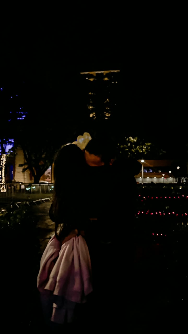 Um beijo à noite, entre as luzes da cidade
